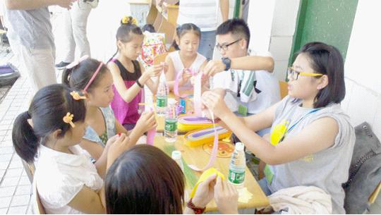 江心洲小学生与香港基督教青年会　　　　　　成功开展义工服务及国情体验交流活动.jpg